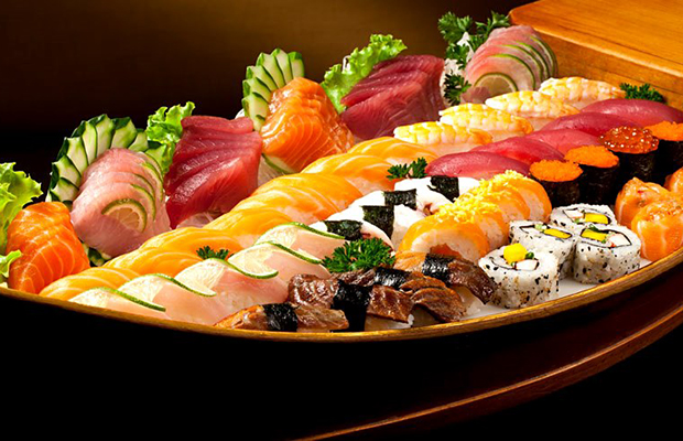 Foto ilustrativa Combinado de Sushi e Sashimis na barca